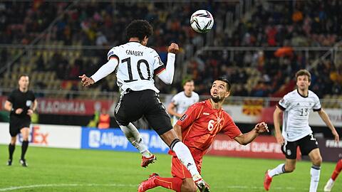 Deutschlands Serge Gnabry (l) und Nordmazedoniens Visar Musliu im Kampf um den Ball.