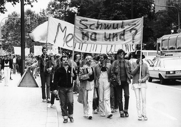 "Schwul – na und?" Der Demo-Zug vor 45 Jahren. "Schwul – na und?" Der Demo-Zug vor 45 Jahren.