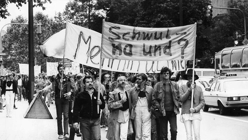 "Schwul – na und?" Der Demo-Zug vor 45 Jahren. "Schwul – na und?" Der Demo-Zug vor 45 Jahren.