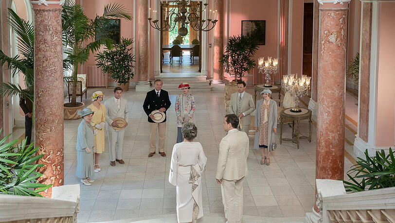 Imelda Staunton als Lady Bagshaw, Tuppence Middleton als Lucy Branson, Allen Leech als Tom Branson, Hugh Bonneville als Robert Grantham, Elizabeth McGovern als Cora Grantham, Harry Hadden-Paton als Bertie Pelham, Laura Carmichael als Lady Edith, Nathalie Baye als Mme Montmirail und Jonathan Zaccäi als M Montmirailin einer Szene des Films "Downton Abbey II: Eine neue Ära" (2022).