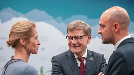 Außenminister Johann Wadephul (M., CDU), spricht am Rande des Außenministertreffens der G7-Runde wirtschaftsstarker Demokratien in Kanada mit der EU-Außenbeauftragten Kaja Kallas und dem französischen Außenminister Jean-Noël Barrot.