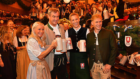 Markus Söder mit seiner Frau Karin, Dominik Krause mit seinem Verlobten Sebastian Müller. Markus Söder mit seiner Frau Karin, Dominik Krause mit seinem Verlobten Sebastian Müller.