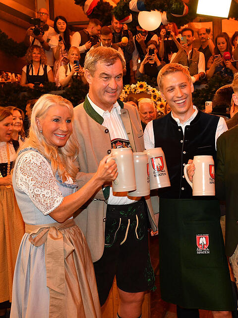 Markus S&ouml;der mit seiner Frau Karin, Dominik Krause mit seinem Verlobten Sebastian M&uuml;ller.