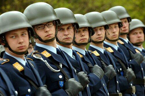 Bei der Bundeswehr sollen verfassungsfeindliche Ideen bei manchen auf offene Ohren stoßen.