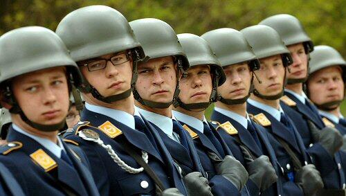 Bei der Bundeswehr sollen verfassungsfeindliche Ideen bei manchen auf offene Ohren stoßen. Bei der Bundeswehr sollen verfassungsfeindliche Ideen bei manchen auf offene Ohren stoßen.