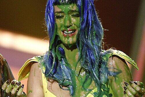 Katy Perry wurde mit grünem Schleim übergossen