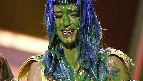 Katy Perry wurde mit grünem Schleim übergossen Katy Perry wurde mit grünem Schleim übergossen