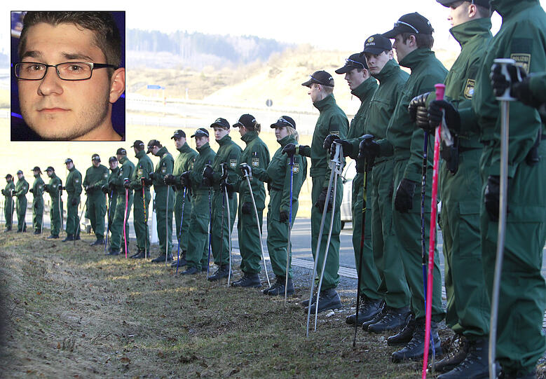 Schulter an Schulter durchkämmten zwei Hundertschaften den Wald bei Trockau, im Hintergrund ist die A9 zu sehen. Dann fanden sie Anton Krügels Leiche.