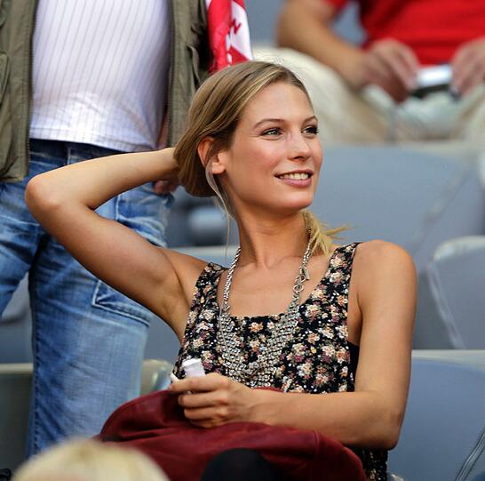 Schöne Sarah: So jubelt Bastian Schweinsteigers Freundin beim 7:0 gegen Freiburg. Die Bilder.