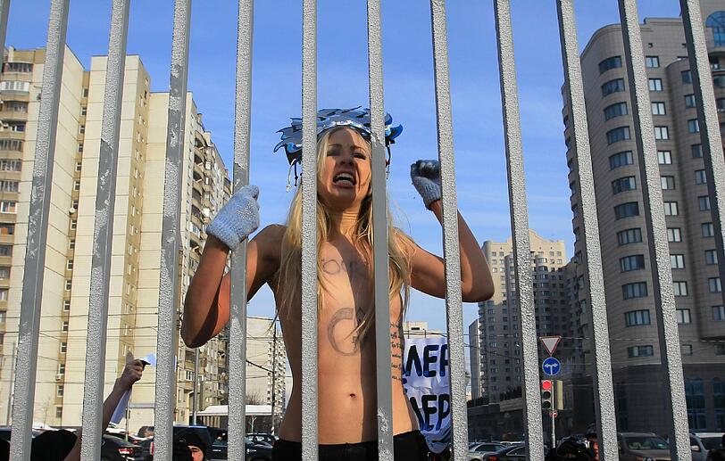 Nacktprotest bei minus 22 Grad: Die heißen Blondinen von Femen trotzen der Kälte.