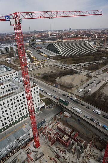 Der Ausblick vom Kran über der Baugrube auf das Briefzentrum an der Arnulfstraße.
