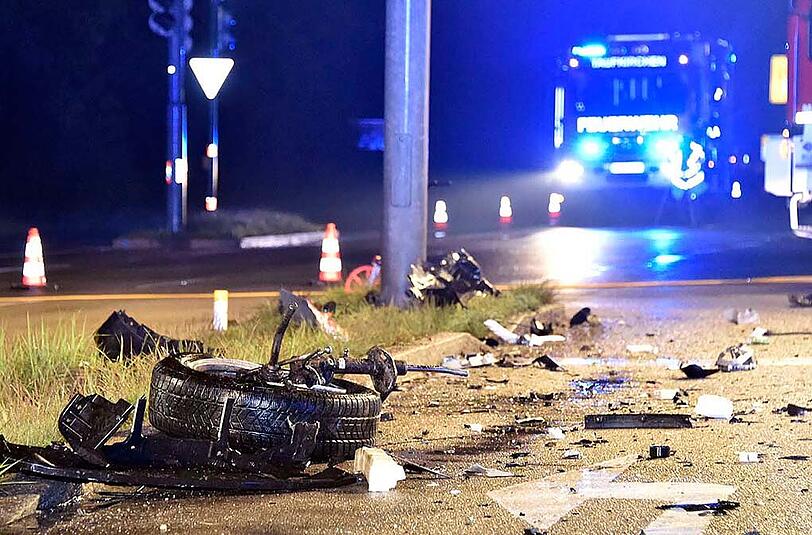 Die Straße gleicht einem Trümmerfeld: Ein 48-jähriger Mann raste mit seinem Wagen gegen einen Ampelmasten. Einen Tag später starb er im Krankenhaus.