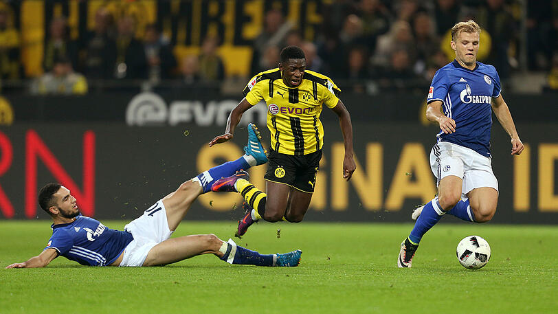 Platz drei: Ousmane Dembelé von Borussia Dortmund (Mitte) geht das hächste Risiko ein: Der Franzose versuchte es mit 107 Dribblings (9,43 pro 90 Minuten). Zu immerhin 55,1 Prozent war der 19-Jährige erfolgreich.