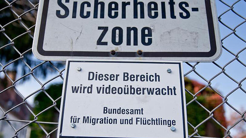 Gesicherter Bereich vor der Zentralen Aufnahmeeinrichtung für Asylbewerber (ZAE) im bayerischen Zirndorf: Die Angriffe auf Asylbewerberheime in Deutschland gehen zurück.