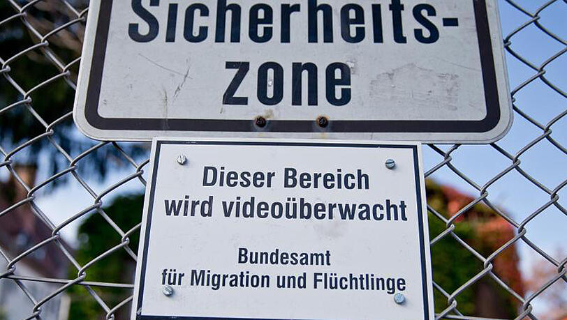 Gesicherter Bereich vor der Zentralen Aufnahmeeinrichtung für Asylbewerber (ZAE) im bayerischen Zirndorf: Die Angriffe auf Asylbewerberheime in Deutschland gehen zurück. Gesicherter Bereich vor der Zentralen Aufnahmeeinrichtung für Asylbewerber (ZAE) im bayerischen Zirndorf: Die Angriffe auf Asylbewerberheime in Deutschland gehen zurück.