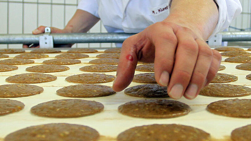 Auch wenn Heiligabend noch fern ist - die Nürnberger Hersteller haben mit der Lebkuchen-Produktion fürs Weihnachtsgeschäft bereits begonnen.