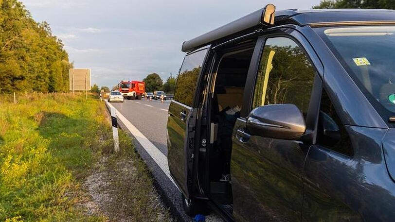 Das Unglücksfahrzeug an der A96 bei Windach.