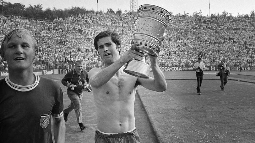 14. Juni 1969: Bayern-Torjäger Gerd Müller feiert mit seinem Teamkollegen Helmut Schmidt im Frankfurter Waldstadion den Pokalsieg. Müller schlug beim 2:1 gegen Schalke doppelt zu.