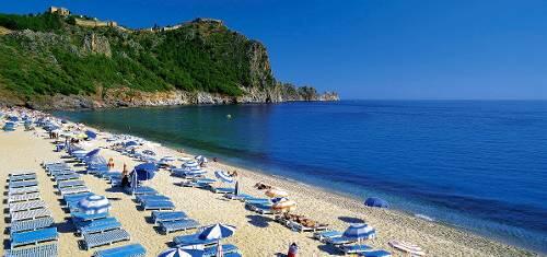 Strand bei Alanya: Auch im Winter lädt das Meer mit Temperaturen bis zu 21 Grad zum Baden ein.