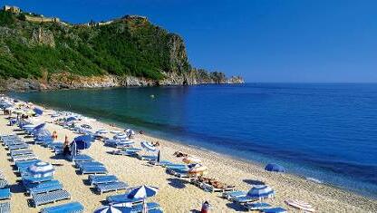 Strand bei Alanya: Auch im Winter lädt das Meer mit Temperaturen bis zu 21 Grad zum Baden ein. Strand bei Alanya: Auch im Winter lädt das Meer mit Temperaturen bis zu 21 Grad zum Baden ein.