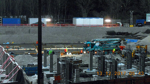 Flutlicht beleuchtet schon vor 7 Uhr die Baustelle, wie Karin S.' Foto zeigt.