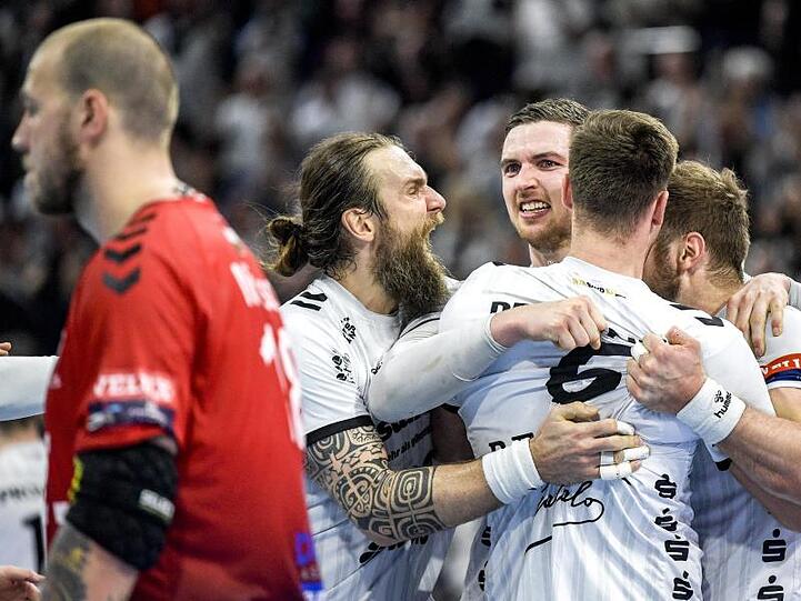 Die Spieler des THW Kiel feiern den Sieg über Telekom Veszprem.