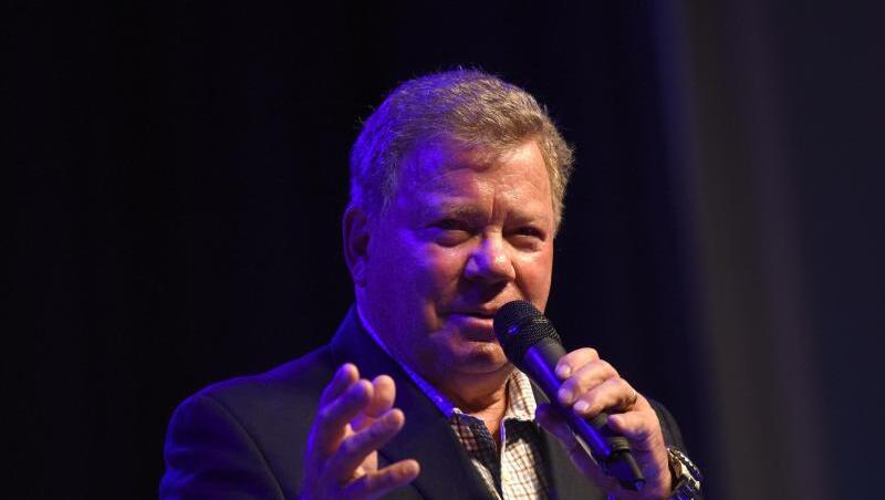 William Shatner macht sich für "Baby, It's Cold Outside" stark. William Shatner macht sich für "Baby, It's Cold Outside" stark.