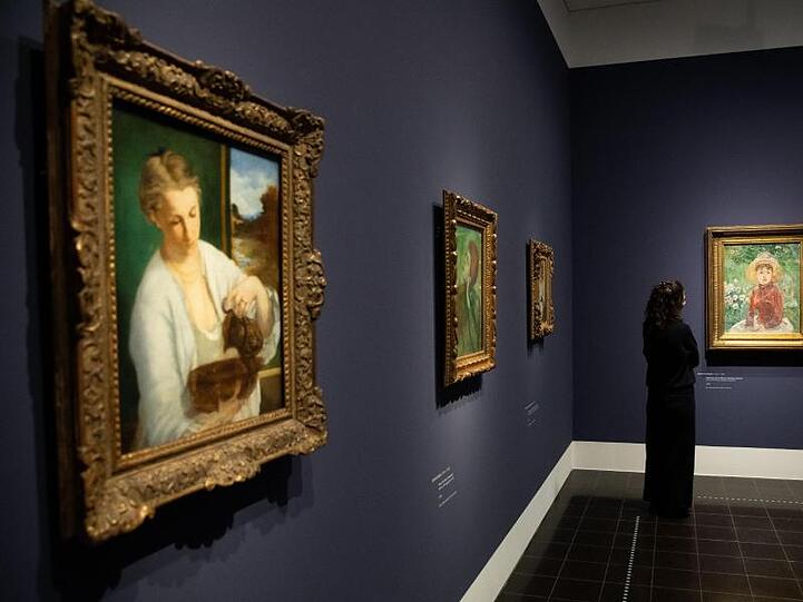 Die Schau bietet erstmals die Gelegenheit, Gemälde von wichtigen Impressionisten zu erleben, darunter Werke von Manet, Degas, Monet und Renoir.
