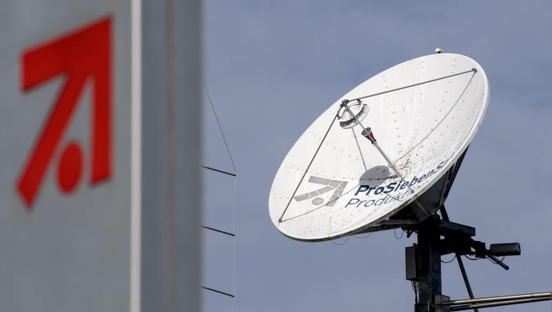 Das Logo von ProSiebenSat.1 und eine Satellitenschüssel sind an der Konzernzentrale zu sehen.