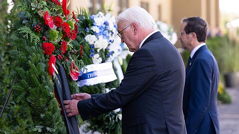 Bundespräsident Frank-Walter Steinmeier (l) und der israelische Präsident Izchak Herzog bei der  gemeinsamen Kranzniederlegung in Fürstenfeldbruck.