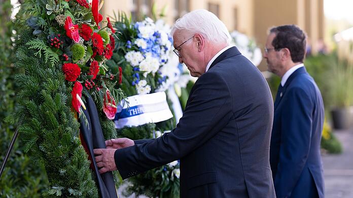 Bundespräsident Frank-Walter Steinmeier (l) und der israelische Präsident Izchak Herzog bei der  gemeinsamen Kranzniederlegung in Fürstenfeldbruck.