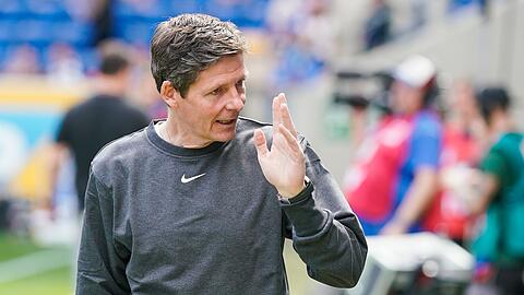 Frankfurts Trainer Oliver Glasner winkt ab.