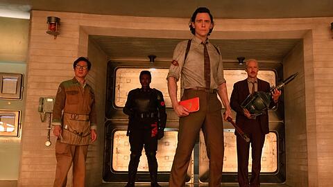 Tom Hiddleston (M.) als Marvel-Antiheld Loki.