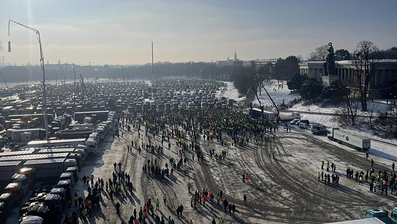 Rund 2000 Lastwagen und Traktoren belagern beim LKW-Fahrer-Protest am Freitag mit rund 3500 Menschen die Theresienwiese. Sie beklagen die Belastungen, unter denen die Transporbranche leidet. Rund 2000 Lastwagen und Traktoren belagern beim LKW-Fahrer-Protest am Freitag mit rund 3500 Menschen die Theresienwiese. Sie beklagen die Belastungen, unter denen die Transporbranche leidet.