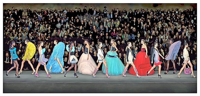 Am Schluss nochmal ein großes Defilee nach der Prêt-à-porter-Schau von Viktor & Rolf im Jahr 2010. Hinter der Kamera stand kein Geringerer als der Fotokünstler Andreas Gursky. Er hat sämtliche Damen in Reihe gebracht, tatsächlich waren sie in dieser Folge gar nicht auf dem Laufsteg.