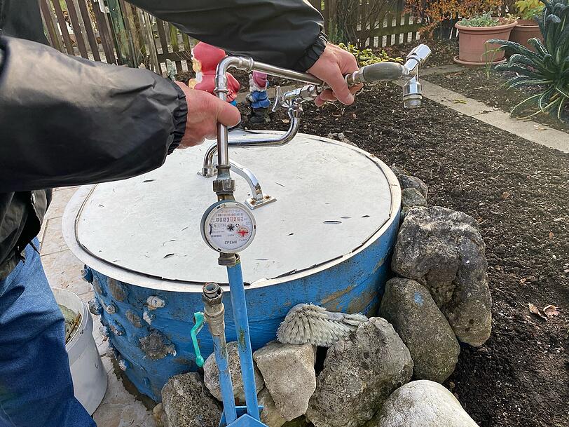 Nicht nur Wasser abdrehen vor dem Winter, sondern am besten auch gleich den Wasserhahn samt Wasseruhr am Brunnen (oder an der Hauswand) abschrauben, rät Anton Pollinger. Nicht nur Wasser abdrehen vor dem Winter, sondern am besten auch gleich den Wasserhahn samt Wasseruhr am Brunnen (oder an der Hauswand) abschrauben, rät Anton Pollinger.