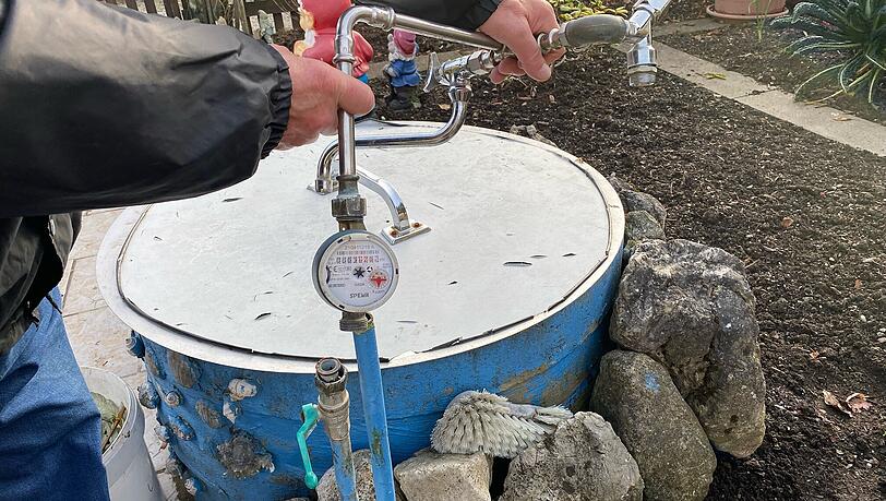 Nicht nur Wasser abdrehen vor dem Winter, sondern am besten auch gleich den Wasserhahn samt Wasseruhr am Brunnen (oder an der Hauswand) abschrauben, rät Anton Pollinger. Nicht nur Wasser abdrehen vor dem Winter, sondern am besten auch gleich den Wasserhahn samt Wasseruhr am Brunnen (oder an der Hauswand) abschrauben, rät Anton Pollinger.