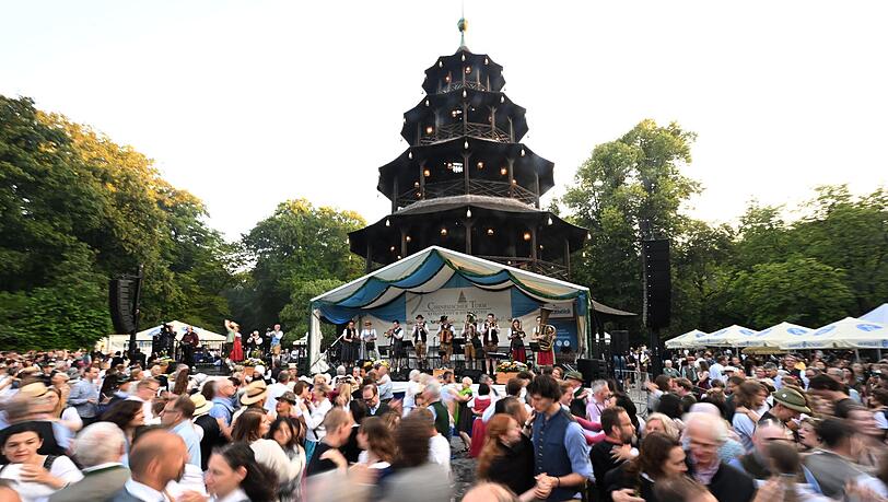 In den vergangenen Jahren besuchten meist mehr als 10.000 Menschen den Kocherlball am Chinesischen Turm. (Archivbild) In den vergangenen Jahren besuchten meist mehr als 10.000 Menschen den Kocherlball am Chinesischen Turm. (Archivbild)