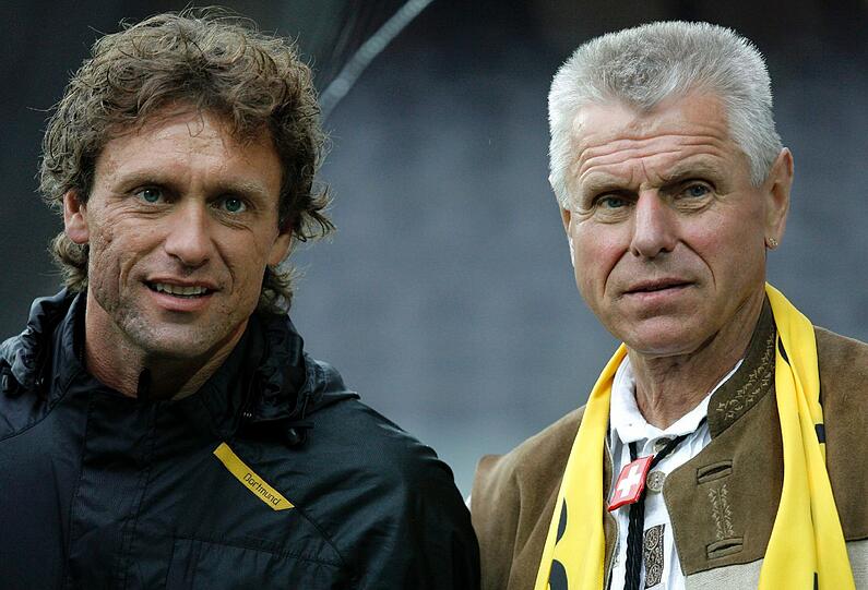 Der damalige Dortmund-Trainer Thomas Doll und Timo Konietzka beim OBI Cup Fussballturnier zwischen BSC Young Boys Bern und Borussia Dortmund im Jahr 2007.