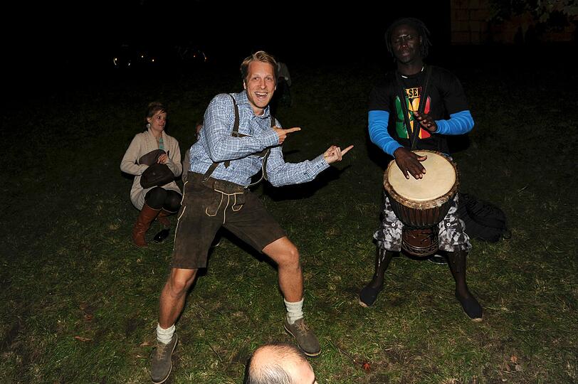 Inspiriert von afrikanischer Wiesn- Rhythmik dreht Oliver Pocher auf.