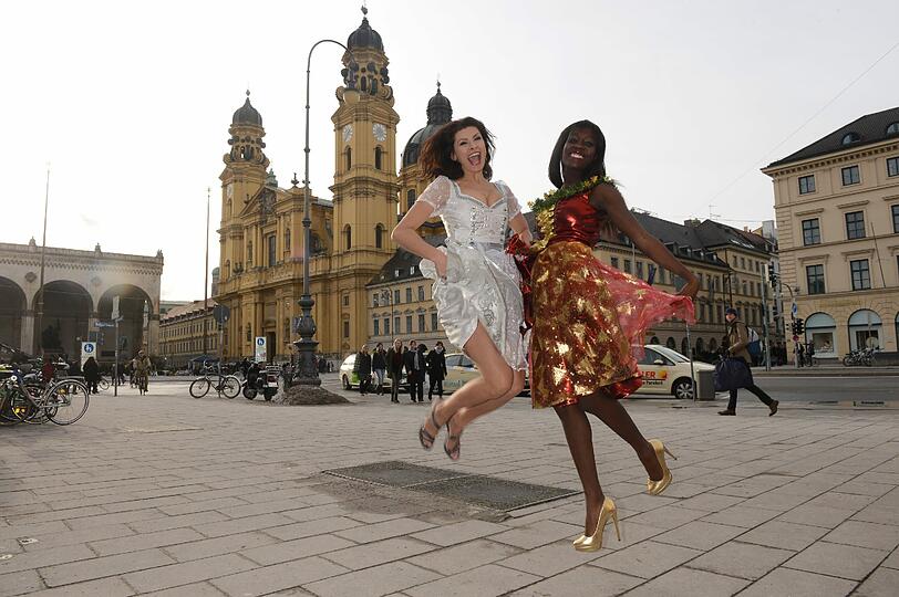 Sommerkleidung im Dezember: Zwei Models posieren am Samstag in Engels- und Weihnachtsdirndl der Designerin Pia Bolte am Odeonsplatz.