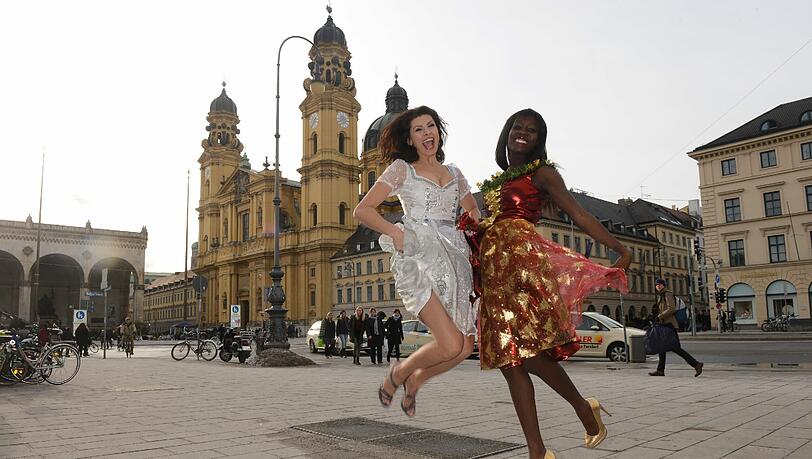 Sommerkleidung im Dezember: Zwei Models posieren am Samstag in Engels- und Weihnachtsdirndl der Designerin Pia Bolte am Odeonsplatz. Sommerkleidung im Dezember: Zwei Models posieren am Samstag in Engels- und Weihnachtsdirndl der Designerin Pia Bolte am Odeonsplatz.