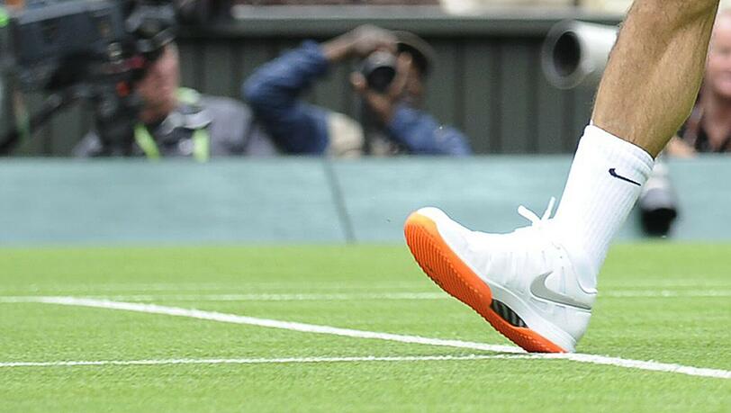 Roger Federers Schuhsohlen sind orange - das ist in Wimbledon nicht gestattet. Roger Federers Schuhsohlen sind orange - das ist in Wimbledon nicht gestattet.