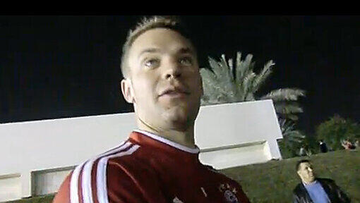 Ein wenig baff: Hier erfährt Manuel Neuer, dass er Welttorhüter 2013 geworden ist. Ein wenig baff: Hier erfährt Manuel Neuer, dass er Welttorhüter 2013 geworden ist.