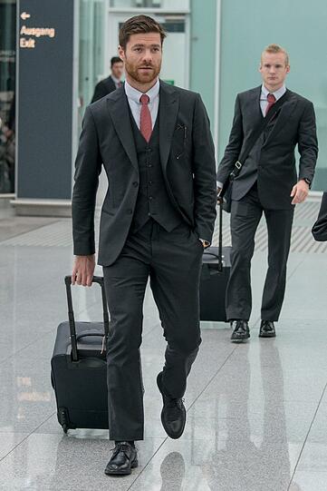 Geht auch auf dem Flughafen vorne weg: Xabi Alonso auf dem Weg zu seiner zweiten internationalen Auswärtsfahrt mit den Bayern
