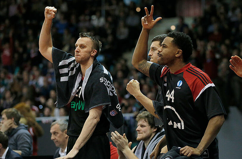 Vladimir Stimac und Bryce Taylor jubeln auf der Bank.