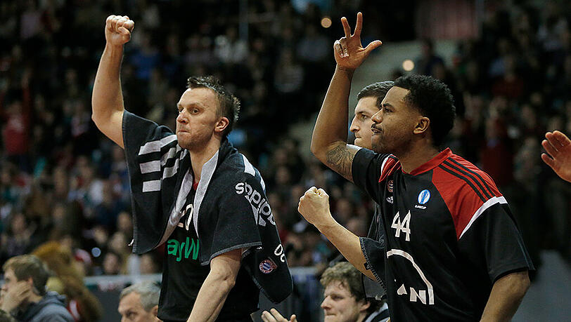 Vladimir Stimac und Bryce Taylor jubeln auf der Bank. Vladimir Stimac und Bryce Taylor jubeln auf der Bank.