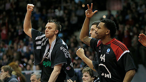Vladimir Stimac und Bryce Taylor jubeln auf der Bank.