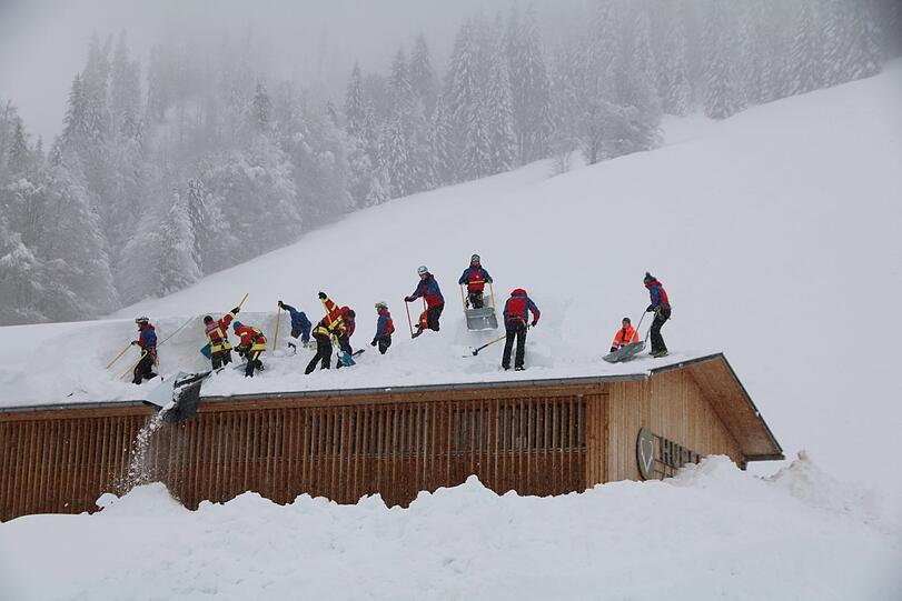 Einsatzkräfte schaufeln das verschüttete Hotel Hubertus in Balderschwang frei.