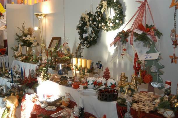 Beim Christkindlmarkt verkaufen Hobbykünstler ihre großen und kleinen Kunstwerke.